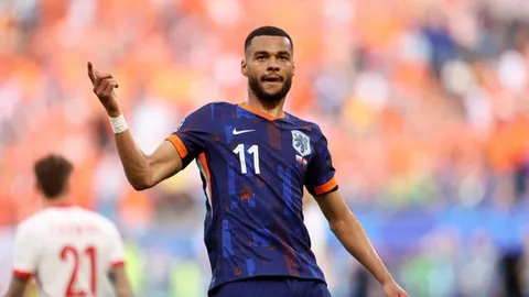 圣诞狂欢季来袭！UNI币重大治理革新，HYPE币狂销十亿引燃加密市场激情！