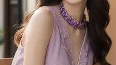 韩世预赛结束，李刚仁腿伤未愈，扶拐步履蹒跚离场